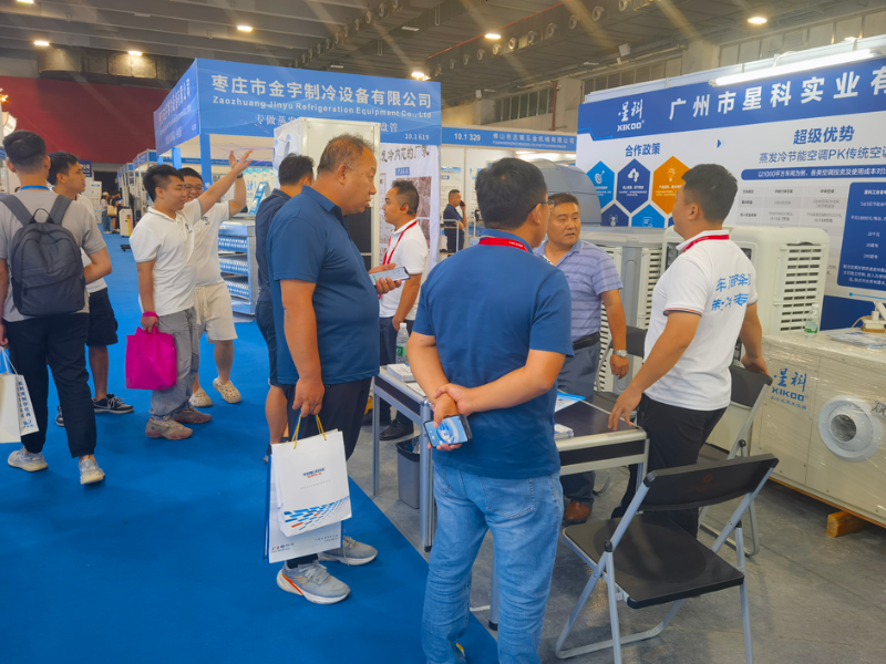 星科國(guó)內(nèi)經(jīng)理與客戶交流蒸發(fā)冷省電空調(diào)降溫設(shè)備產(chǎn)品