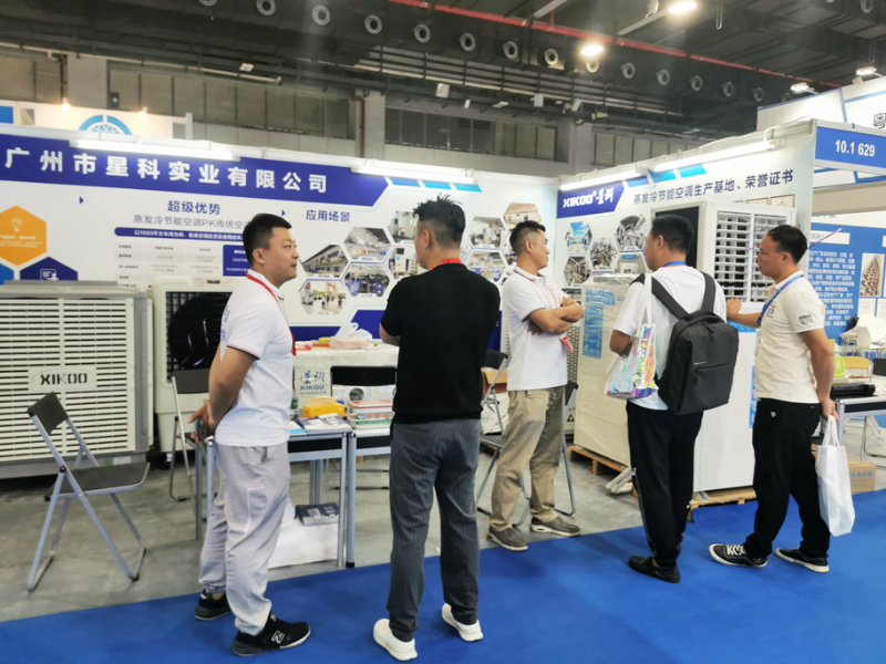 星科國(guó)內(nèi)經(jīng)理與客戶交流蒸發(fā)冷省電空調(diào)降溫設(shè)備產(chǎn)品