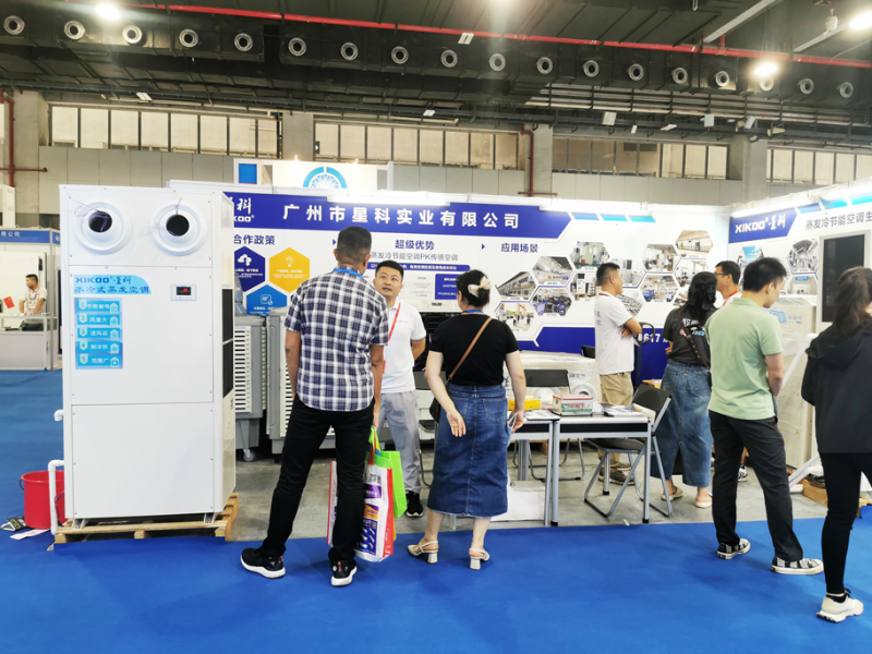 星科國(guó)內(nèi)經(jīng)理與客戶交流星科蒸發(fā)冷省電空調(diào)降溫設(shè)備產(chǎn)品