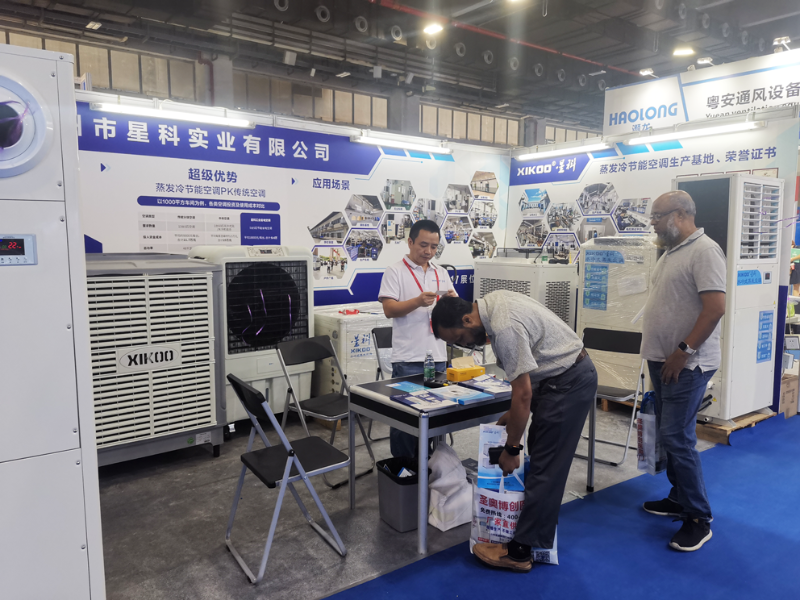 星科外貿(mào)經(jīng)理與國(guó)外客戶交流星科環(huán)保空調(diào)產(chǎn)品后互相留聯(lián)系方式