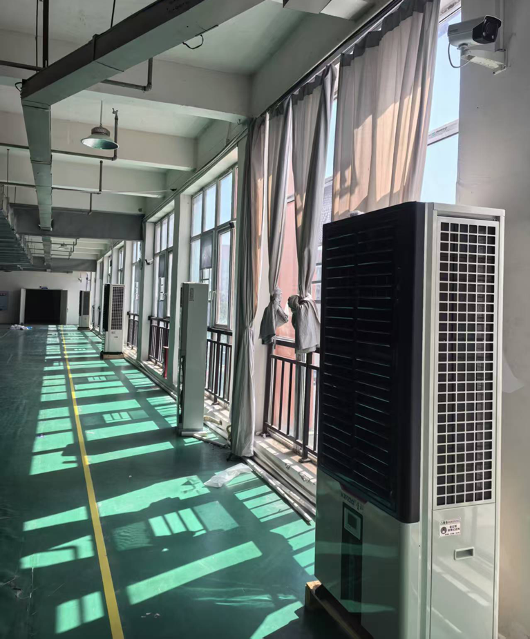 制衣廠制冷降溫，安裝蒸發(fā)冷省電空調-立式軸流雙風口款
