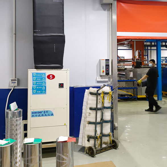 注塑車間（崗位區(qū)域）制冷降溫，應(yīng)用蒸發(fā)冷省電空調(diào)7p 風(fēng)管機(jī)