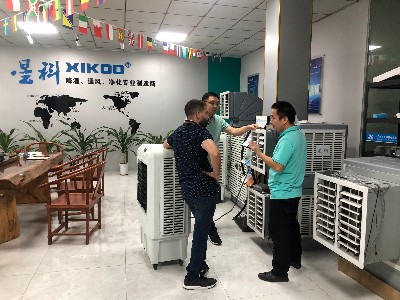 中東客戶在了解環(huán)保空調(diào) 中東客戶在了解環(huán)保空調(diào)