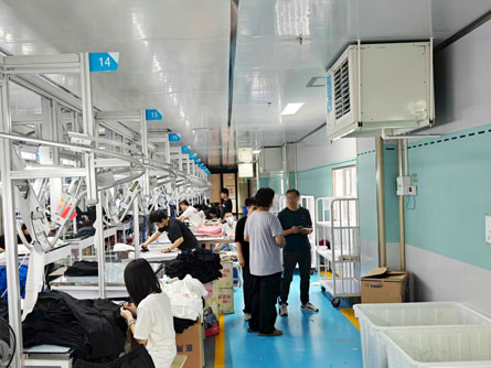 服裝廠制冷降溫，使用星科蒸發冷省電空調-掛式軸流機組