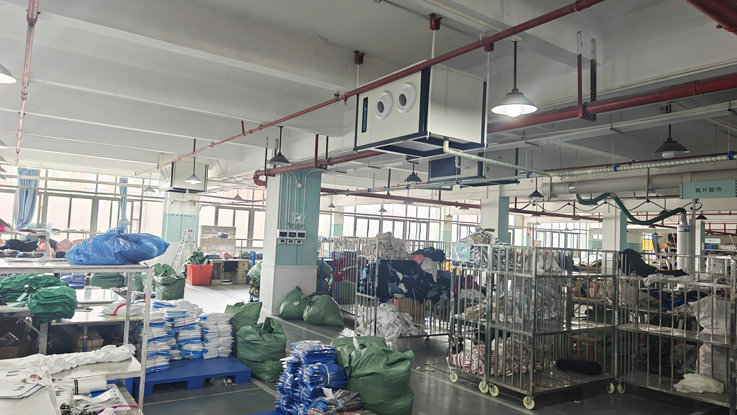 制衣廠整體制冷降溫，應(yīng)用蒸發(fā)冷省電空調(diào)-臥式射流機(jī)組